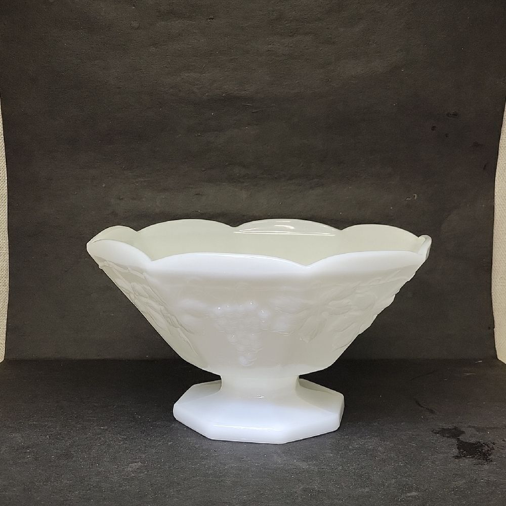 Vintage Anchor Hocking Fruit Bowl Footed Harvest Grape White‎ Milk Glass Octagon